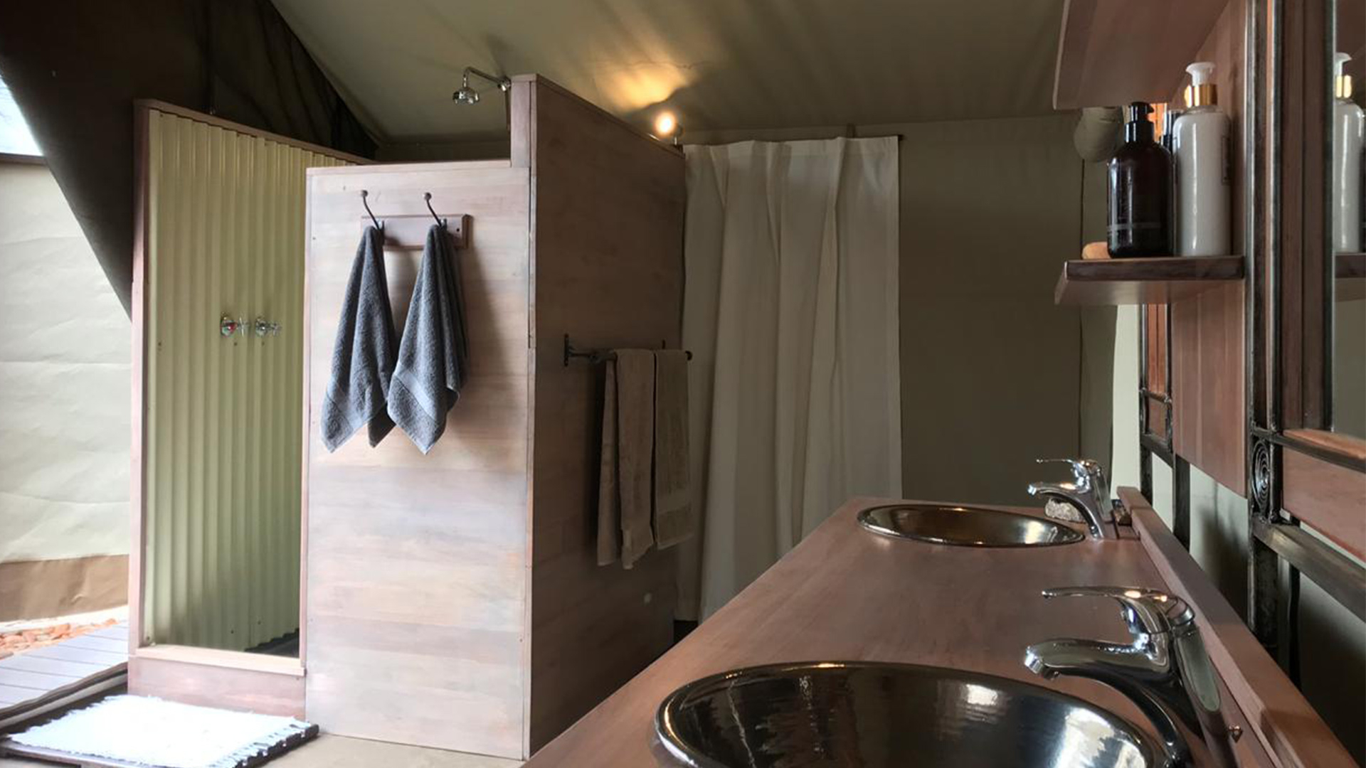 Machaba Safaris Zimbabwe Ingwe Pan Vanity