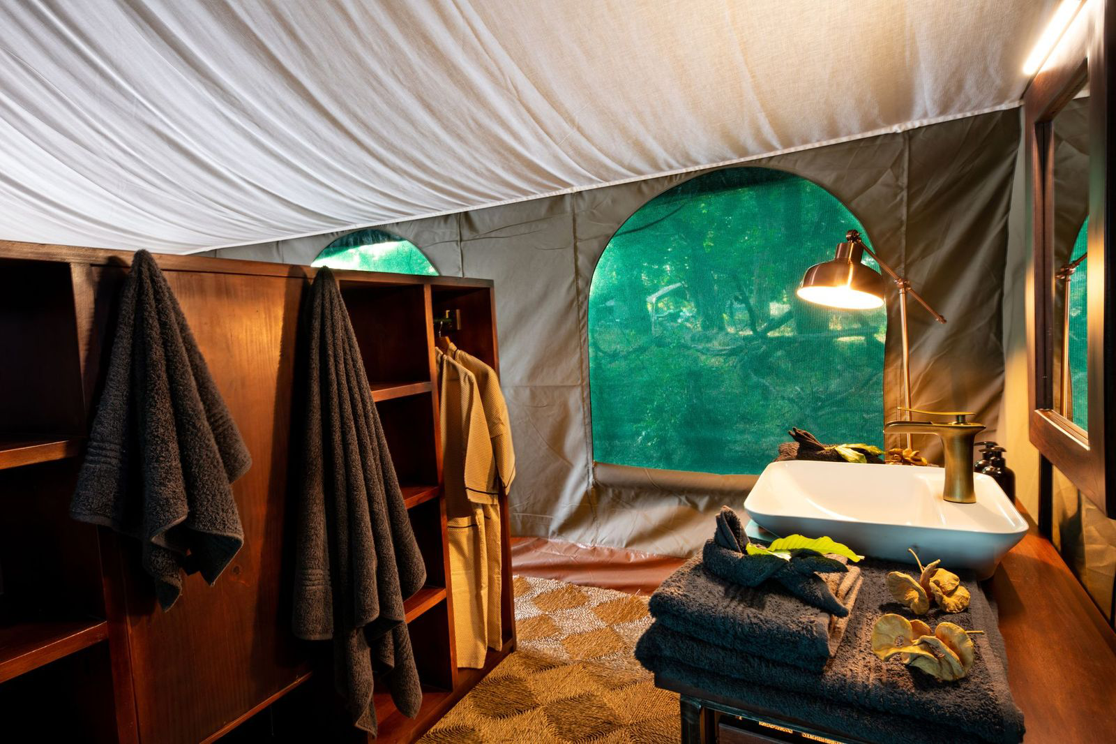 Full En Suite Bathrooms